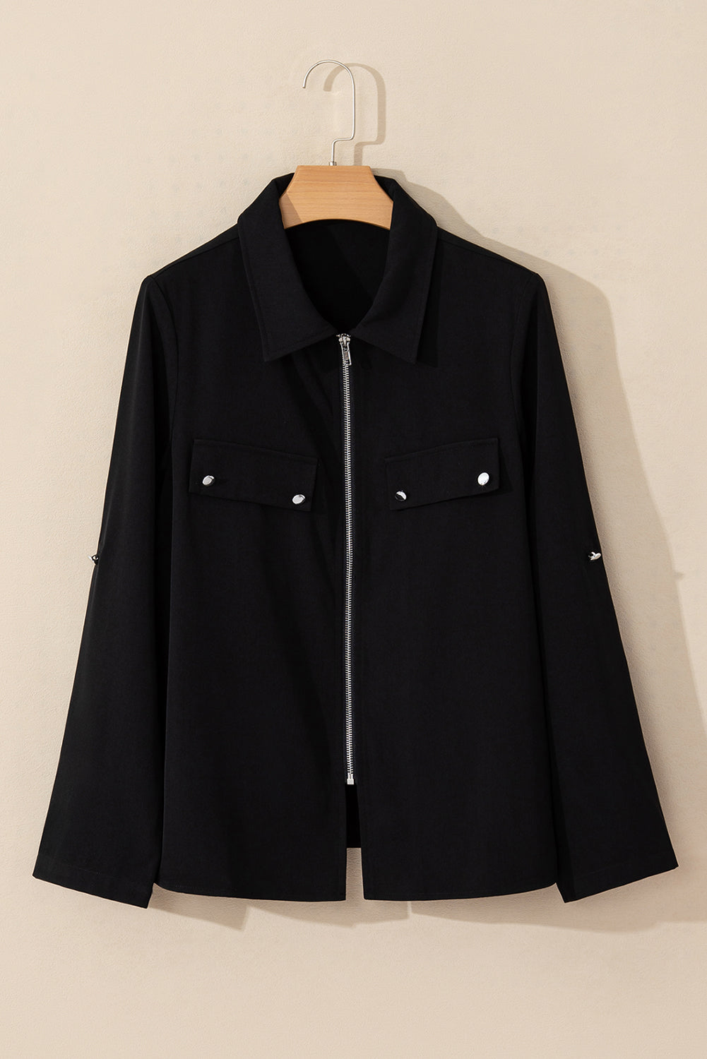 Veste noire à manches à languettes, fermeture éclair, rabat - Image de mode féminine 3