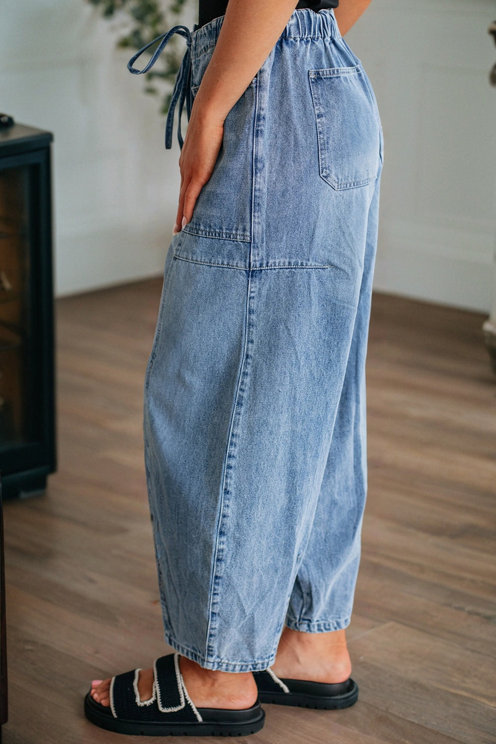 Myosotis: Große Patch-Tasche, Kordelzug, Papiertasche, Taille-Barrel-Jeans