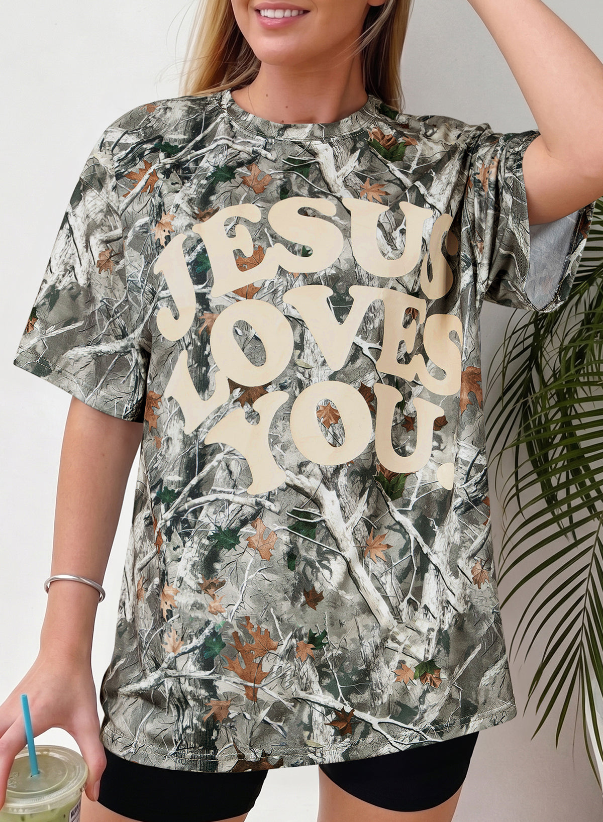 T-shirt décontracté Woodland Camo rose LOVE LIKE JESUS
