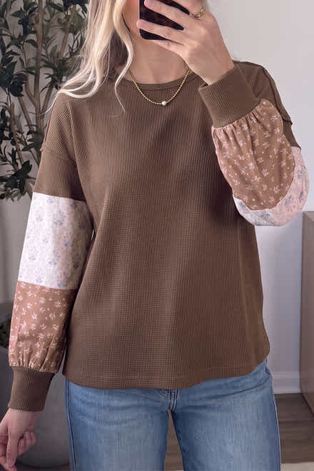 Haut de pull ample à manches longues à motif floral à motif floral café à manches longues, texturé et ample
