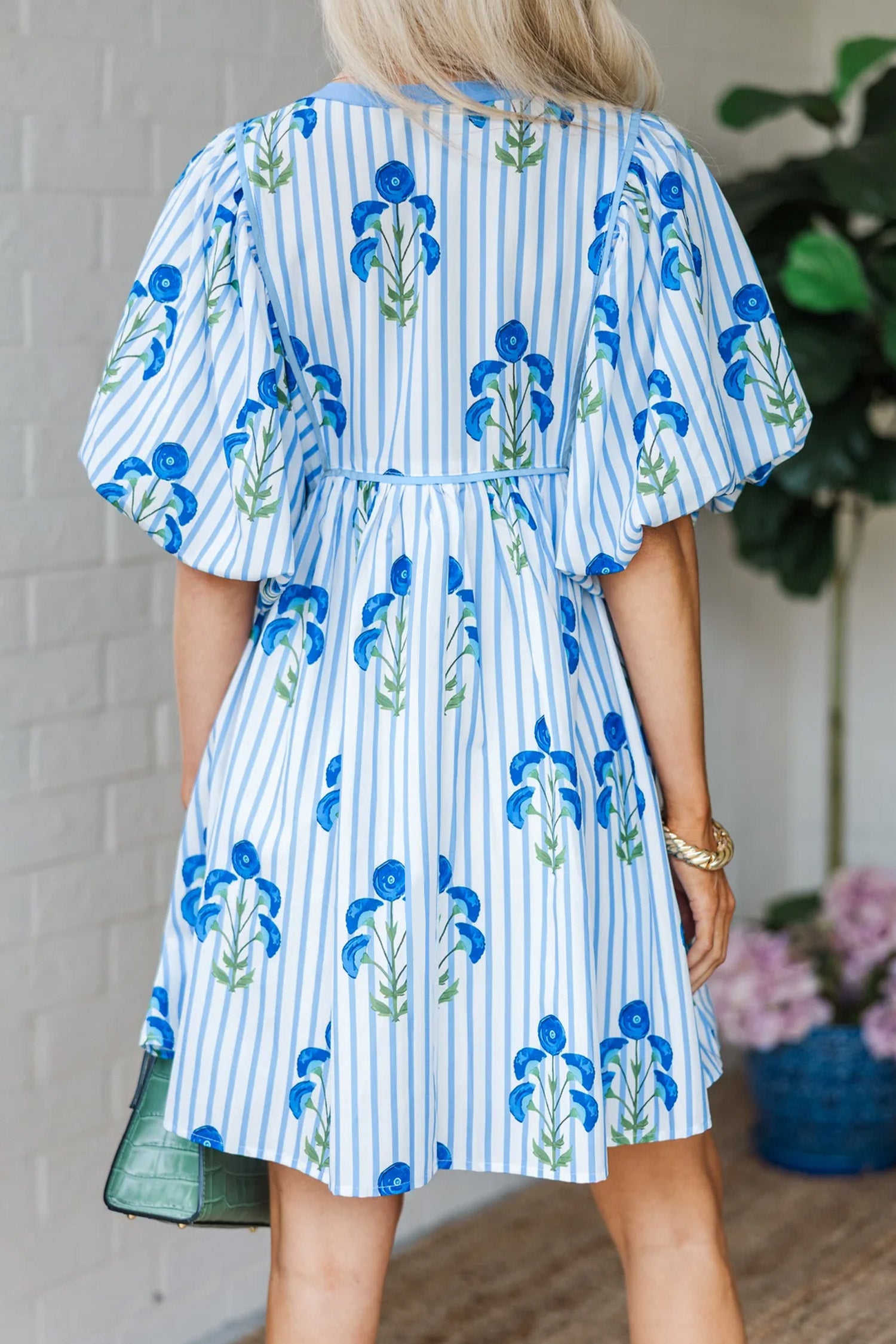 Mini robe à manches évasées à manches évasées à motifs de fleurs roses, cravate à rayures florales et encoche