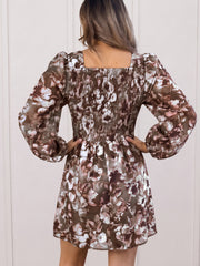 Braunes abstraktes Blumenmuster mit quadratischem Langarm-Mini-Shift-Kleid – Damesmode Afbeelding 2 - Miniatuur
