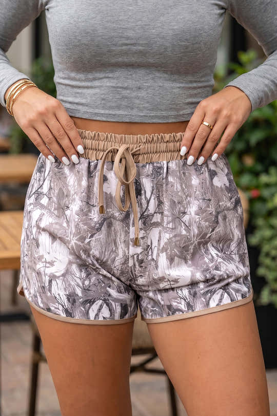 Khaki Camo Woodland Print Kordelzug Active Shorts