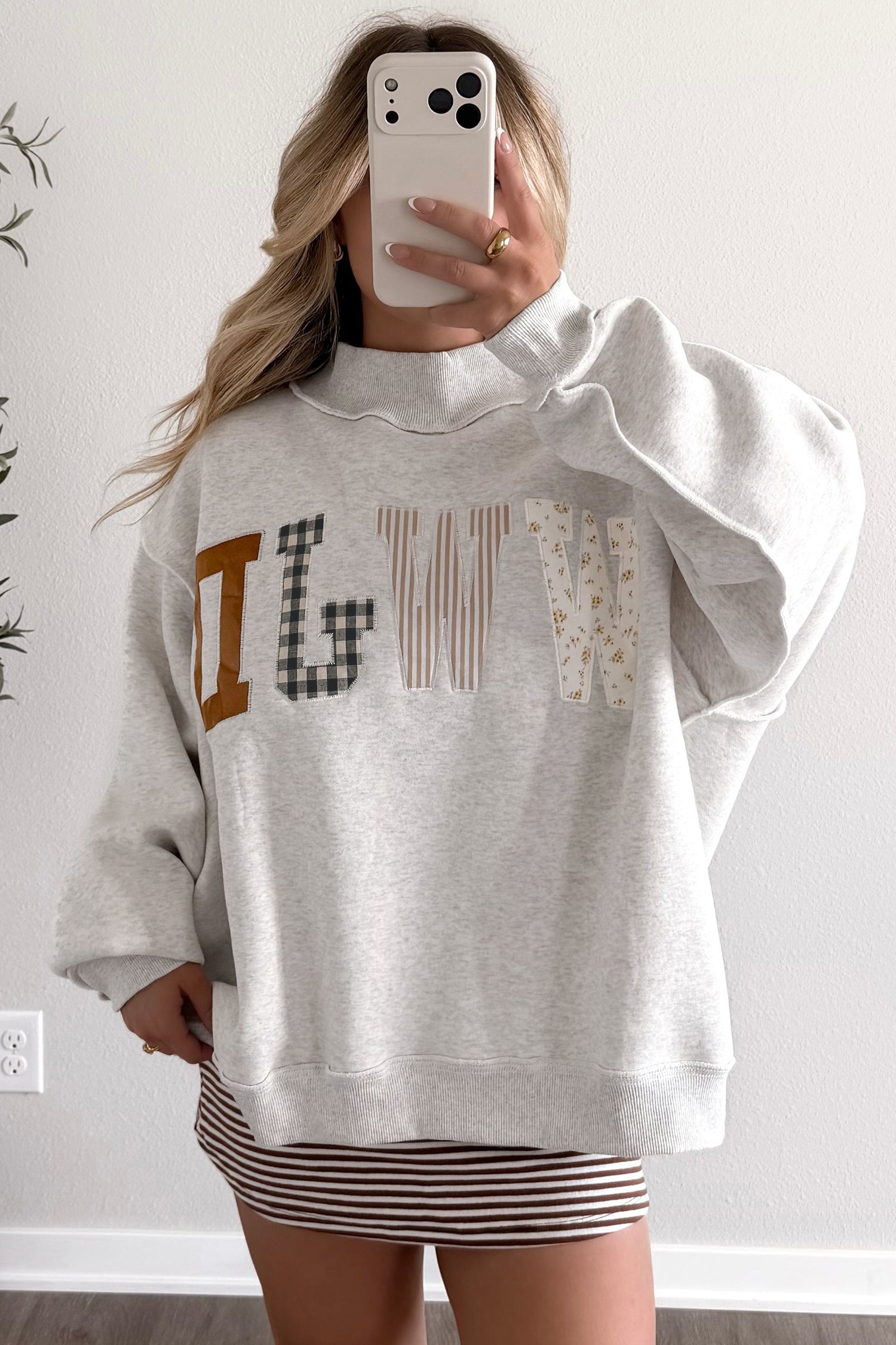 Grauer WWJD Mixed-Pattern-Patch Graphic Mock-Neck-Sweatshirt