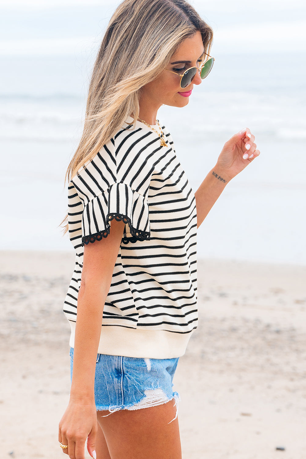 Black Stripe Scallop Lace Trim Ruffle Short Sleeves Crewneck Top - Damesmode Afbeelding 2