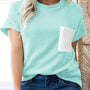 T-shirt azul clara de malha com cordão e bolso de gola redonda