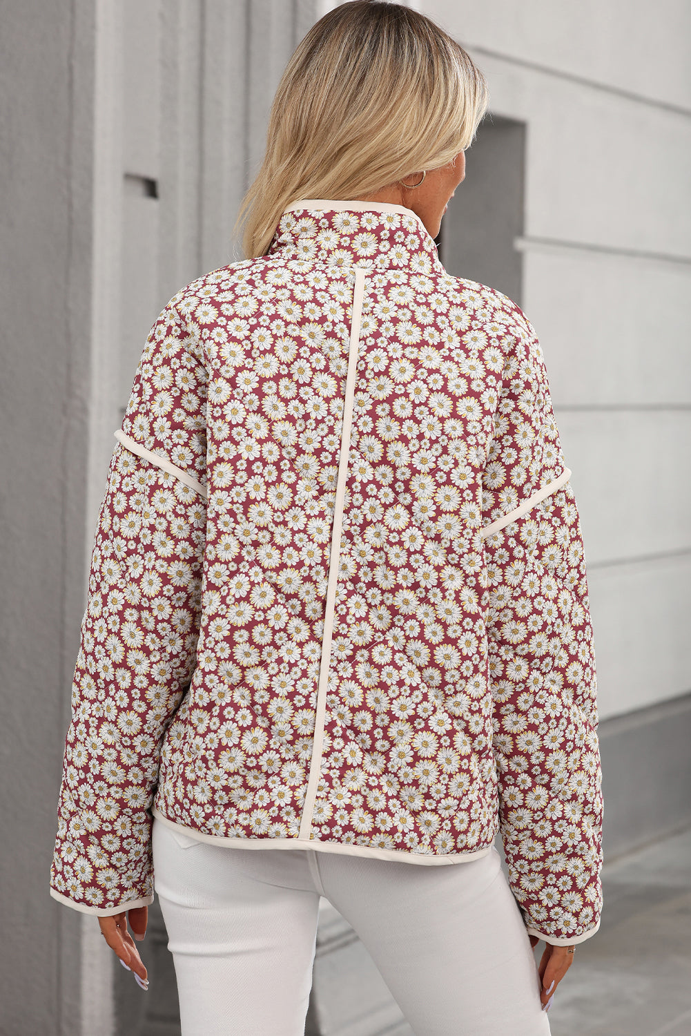 Casaco de gola alta com bolsos com borda contrastante e borda floral cor-de-rosa