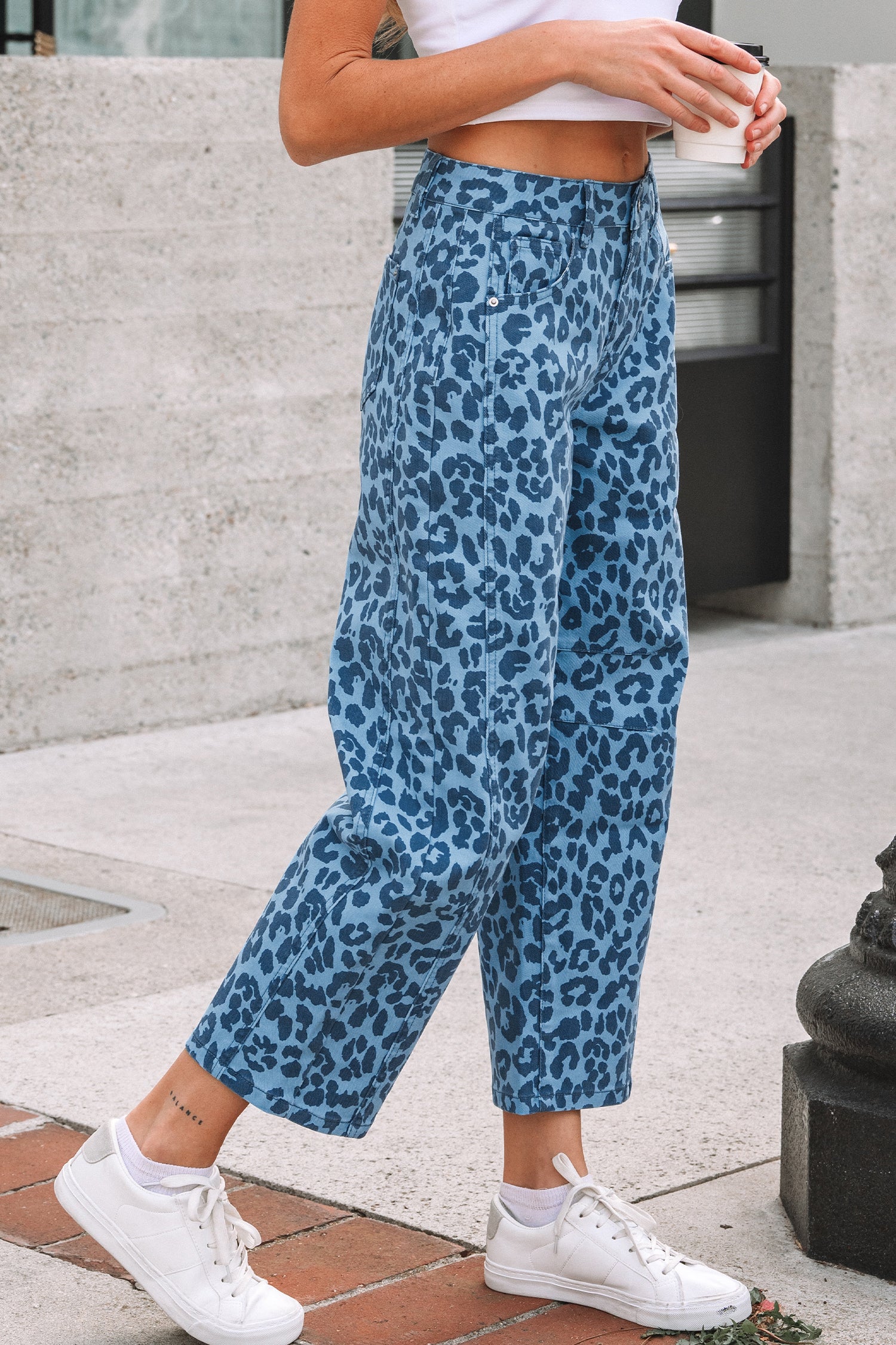 Himmelblaue Leopardenmuster-Barrel-Leg-Jeans