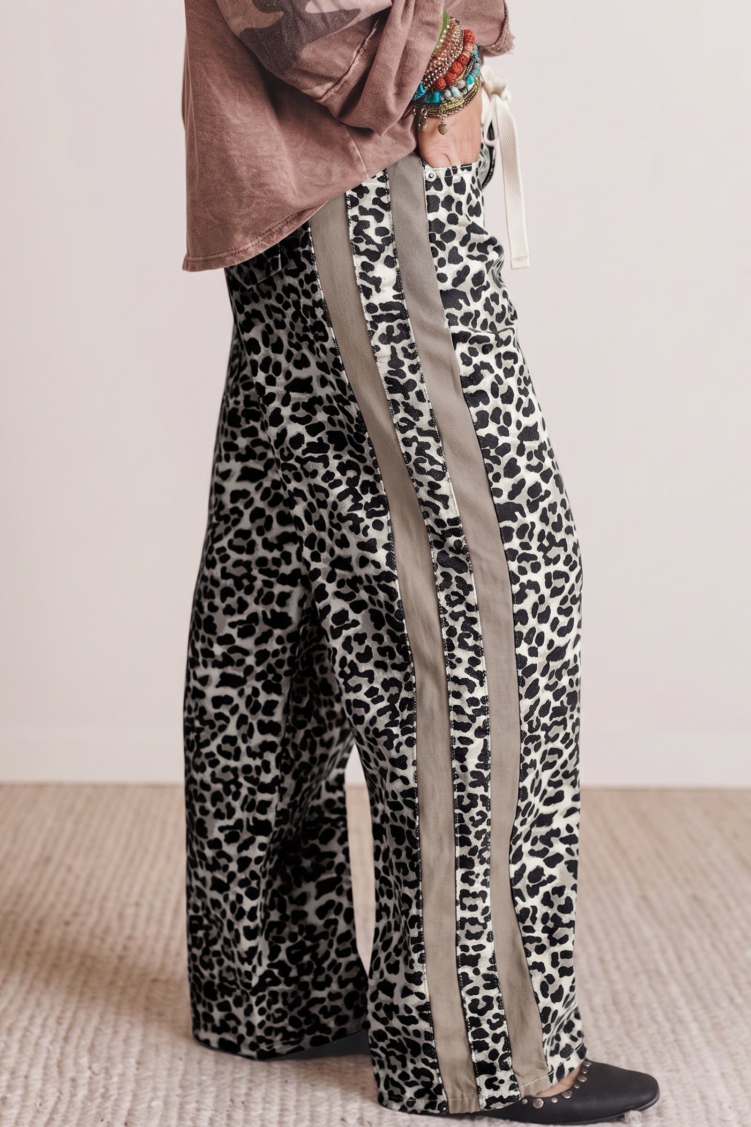Jeans com cordão de leopardo caqui com cordão de cintura e perna reta