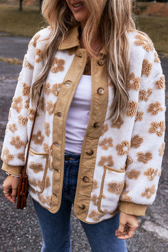 Chaqueta de forro polar beige francés claro con un patrón floral adorable