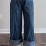 Striscia blu in contrasto con jeans leggeri con cordino