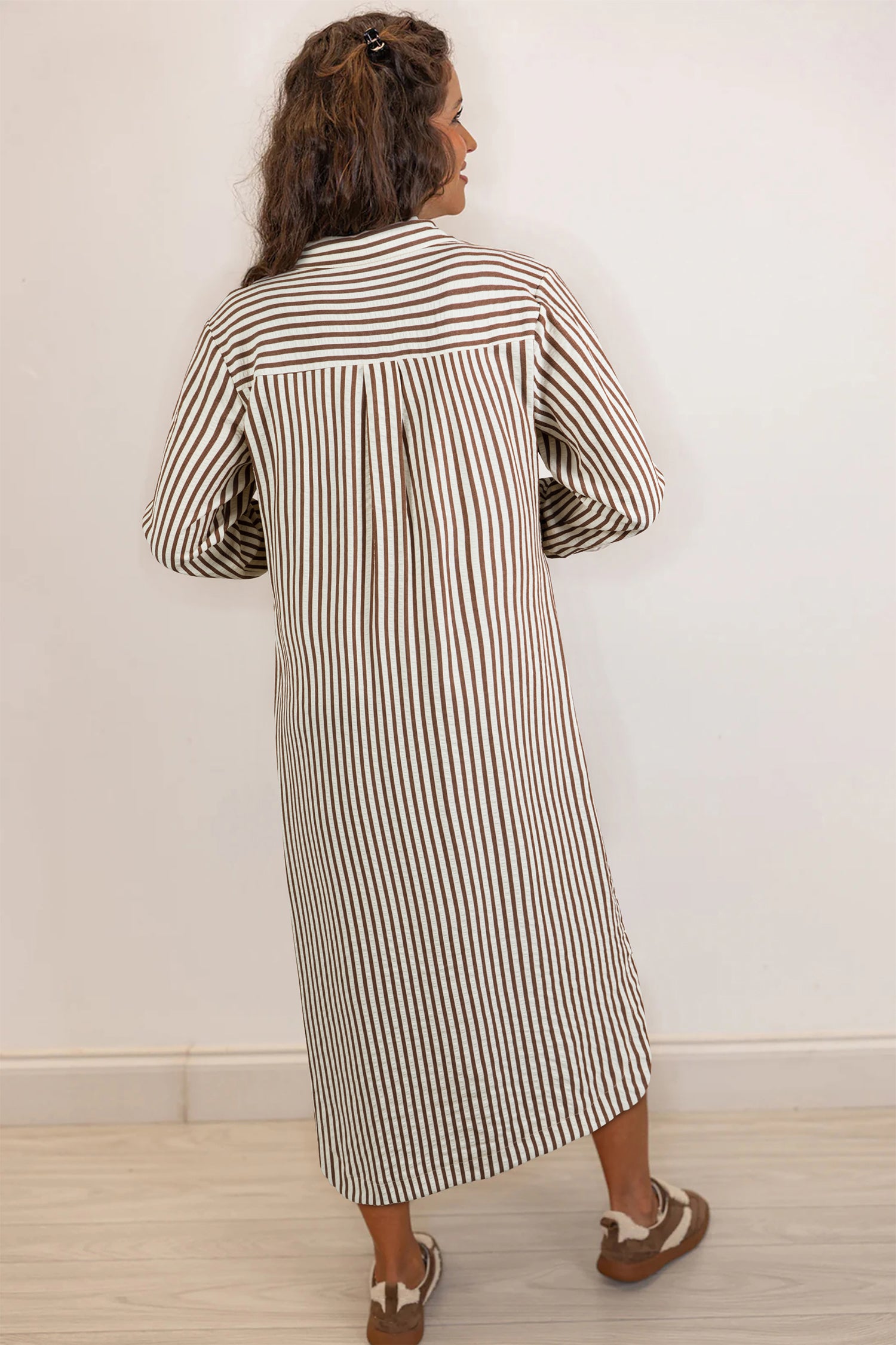 Braun-Streifen-strukturiertes 3/4-Ärmel-Rundsaum-Split-Midi-Hemdkleid