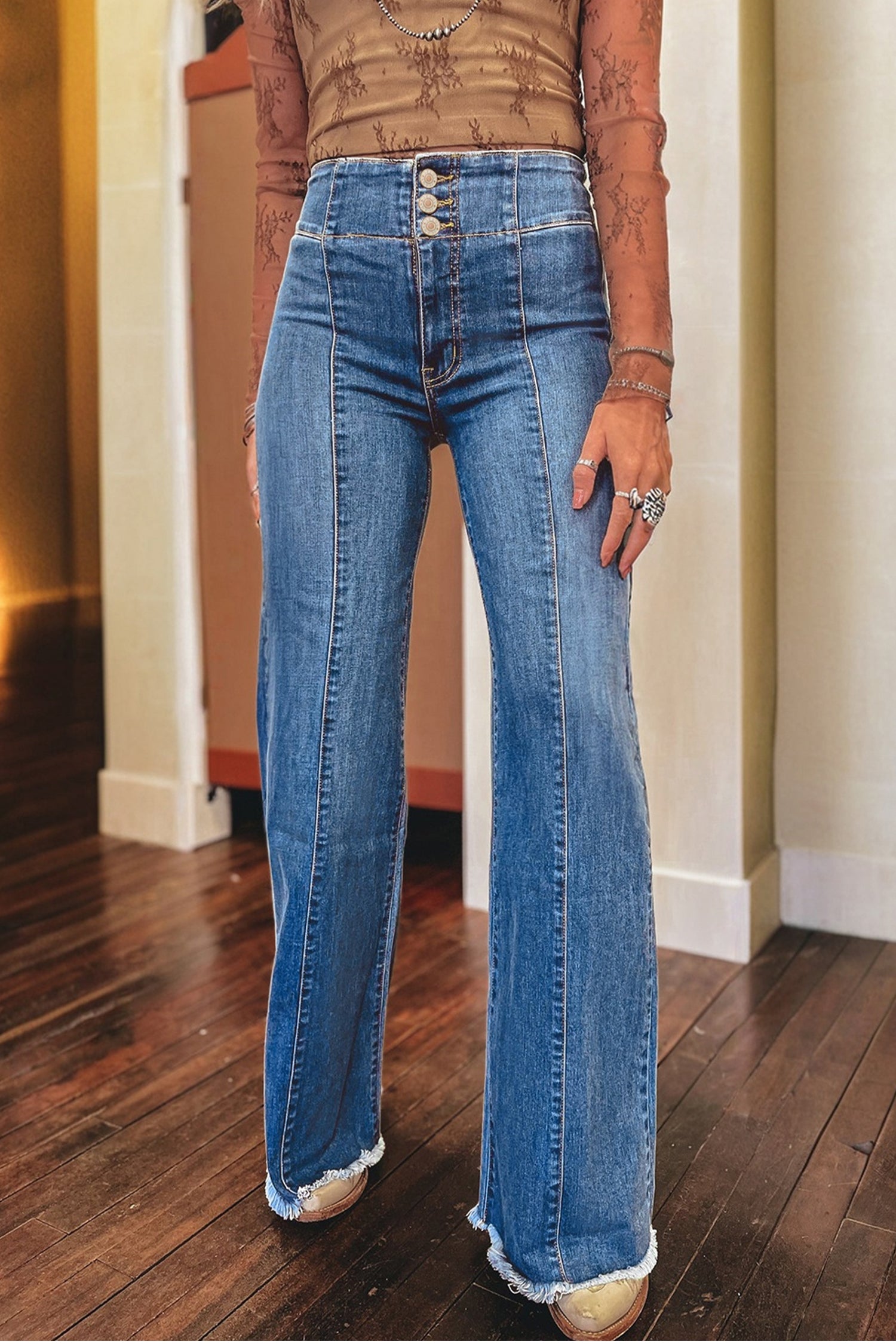 Kaffee-High-Waist-Button-Jeans mit Griff und Naht mit Rohsaum-Flare-Decke