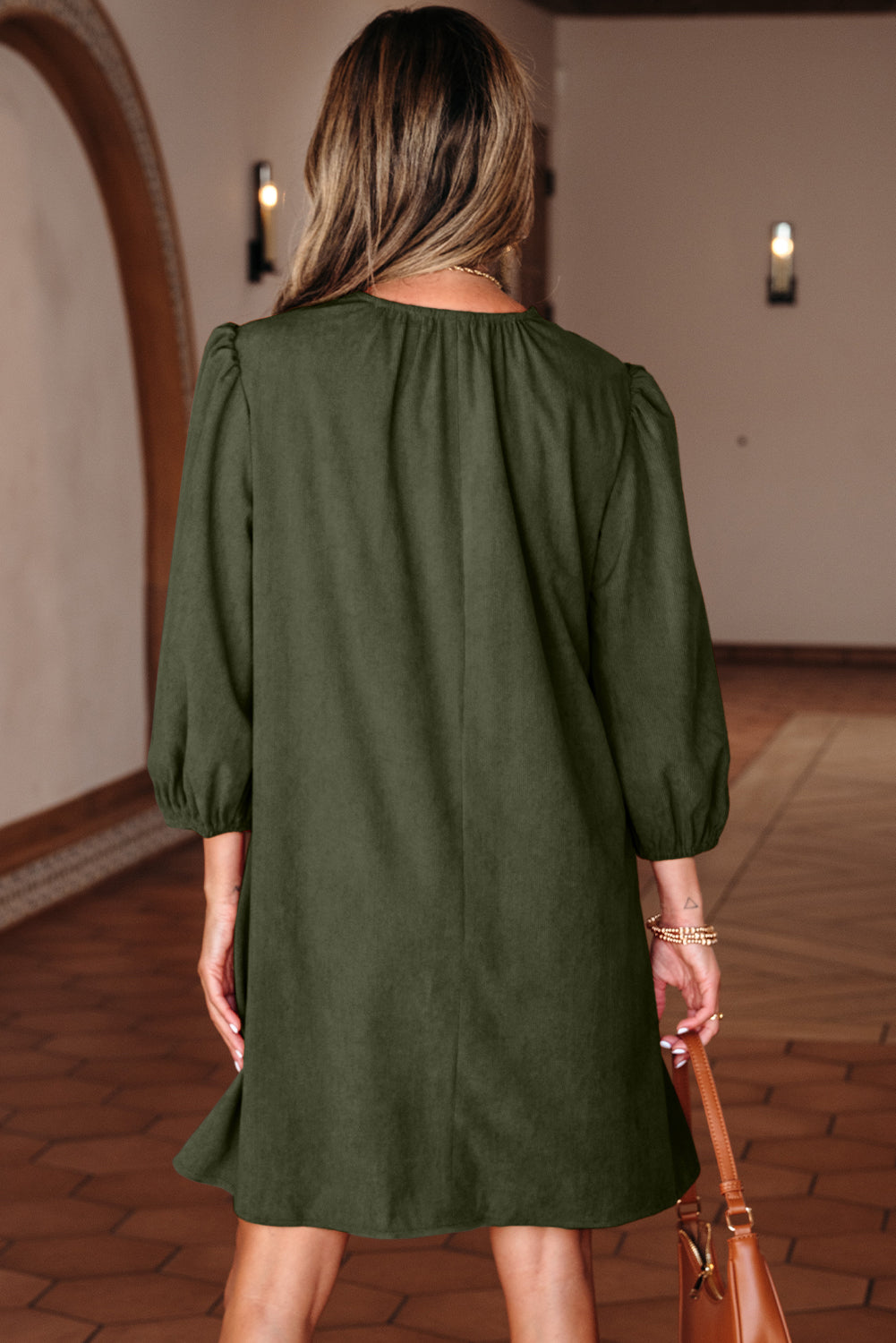 Moosgrünes Armband mit Ärmel und Split-Neck-Jakobsmuschel-Detail, plissiertes Cord-Minikleid