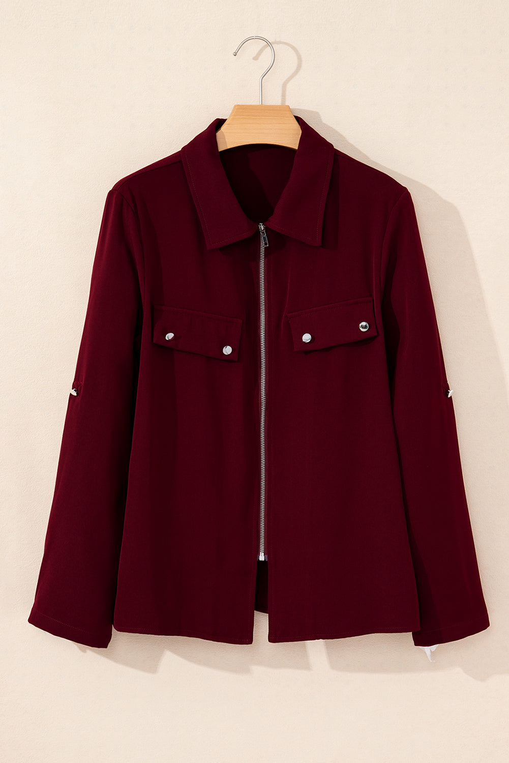 Veste noire à manches à languettes, fermeture éclair, rabat - Image de mode féminine 6