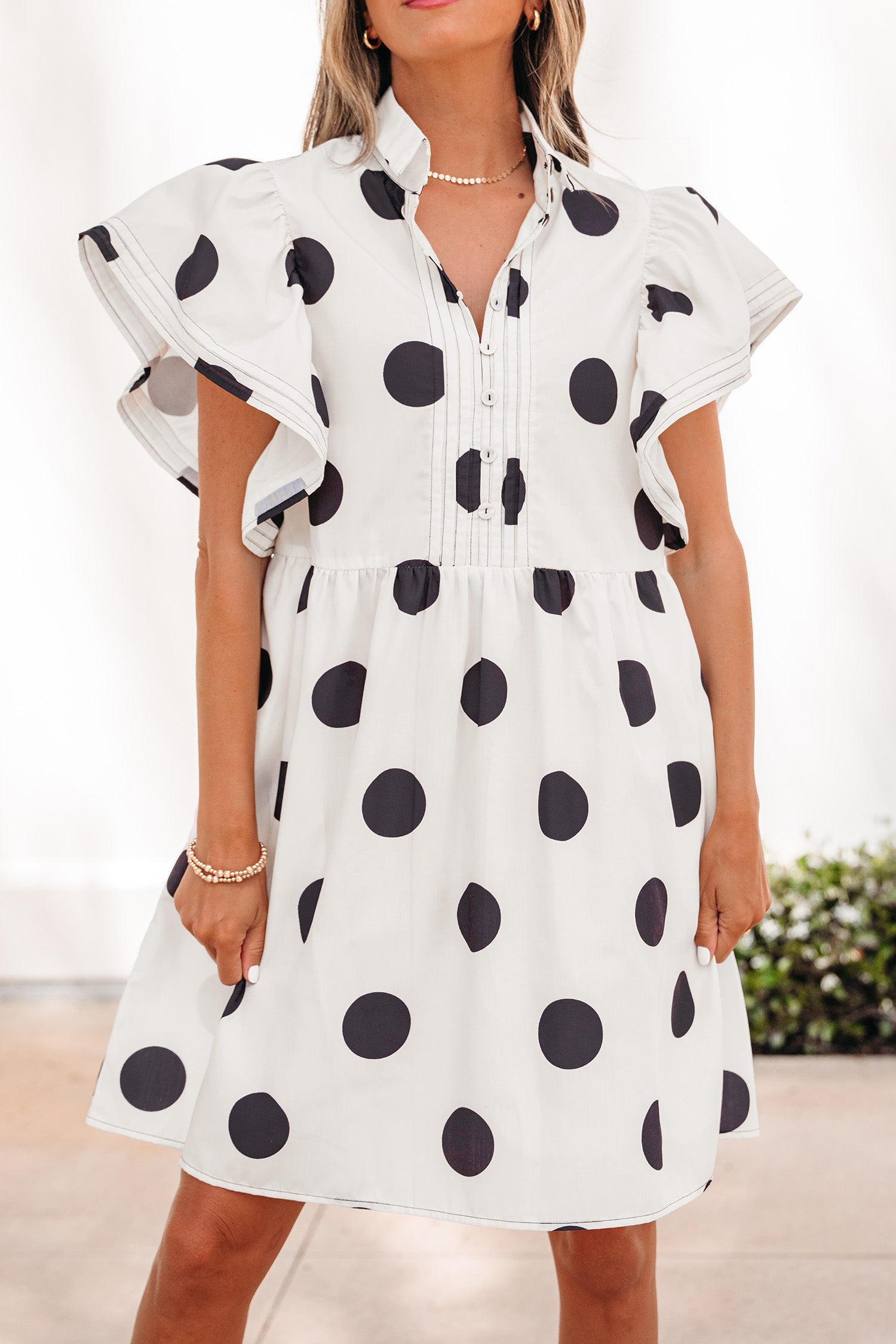 Robe mini à manches courtes à manches courtes à motifs à pois blancs à pois et volants