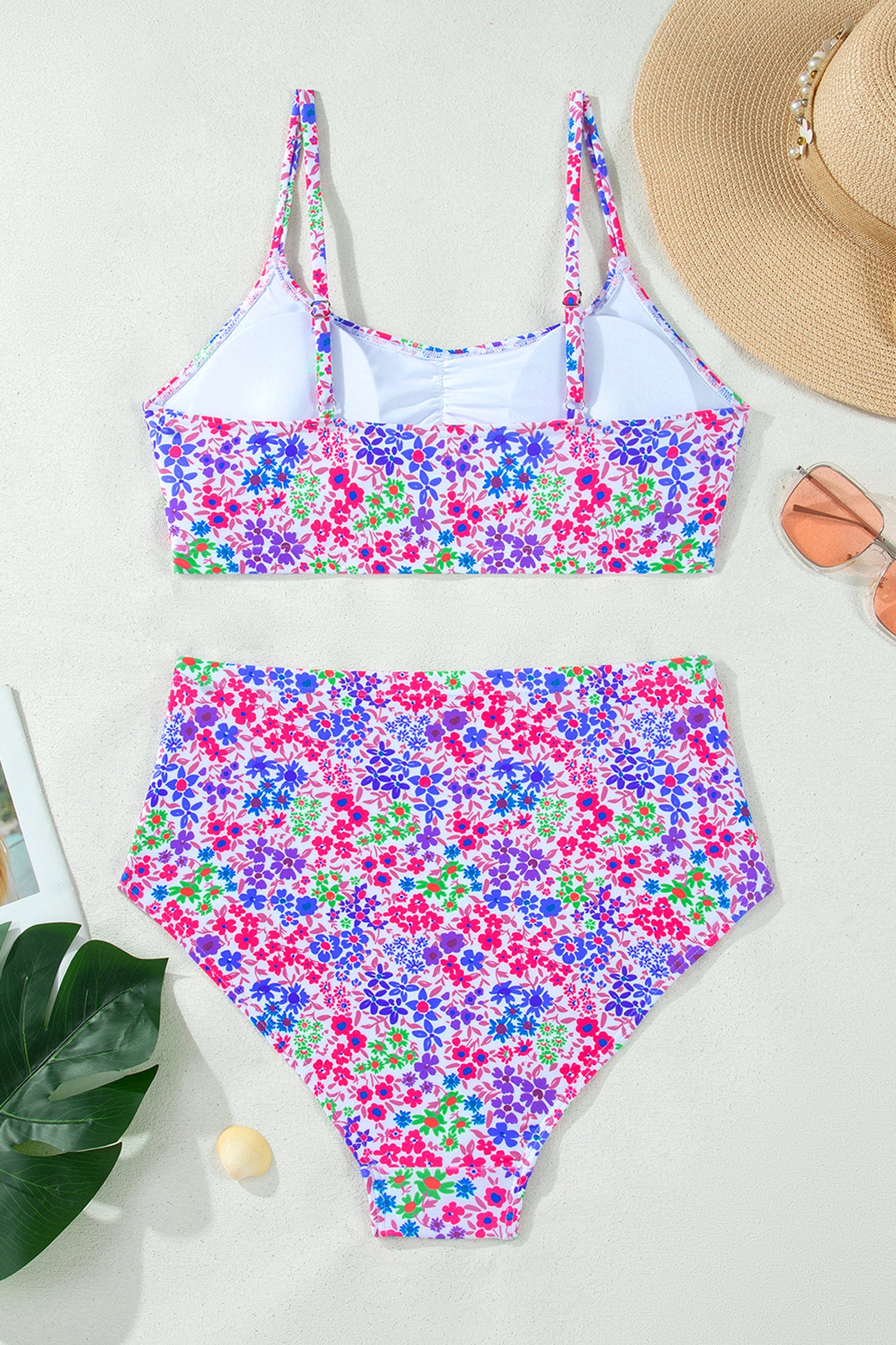 Lila, floraler Muster mit Spitzenabsatz und Spaghetti-Träger, geraffter Bikini-Bikini mit hoher Taille