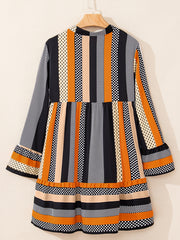 Robe mini à manches noires à pois à pois et ourlet à volants et col à V - Damesmode Afbeelding 8 - Miniatuur