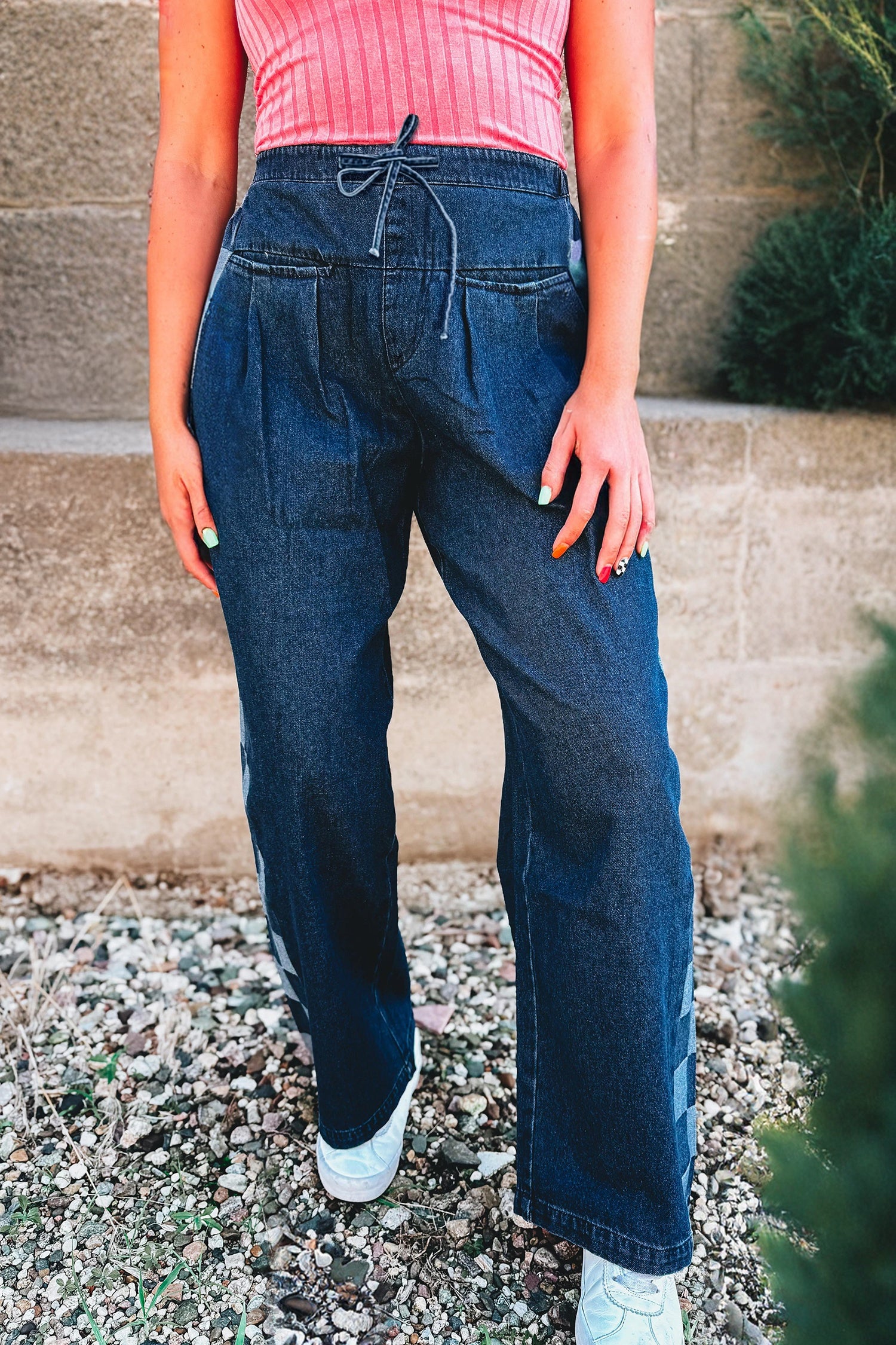 Pantaloni di jeans in denim a cappucce blu a scacchi, pannelli laterali a scacchi, patchwork