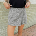 Pantalones cortos vaqueros de vaqueros con estampado de leopardo gris - Foto 5