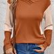 Gold Flame Contrast-Farbe, gerippter Patchwork-Capuchontrui mit gekreuztem Pullover-Neck