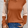 Felpa con cappuccio a collo incrociato con un maglione a coste color fiamma dorata contrastante