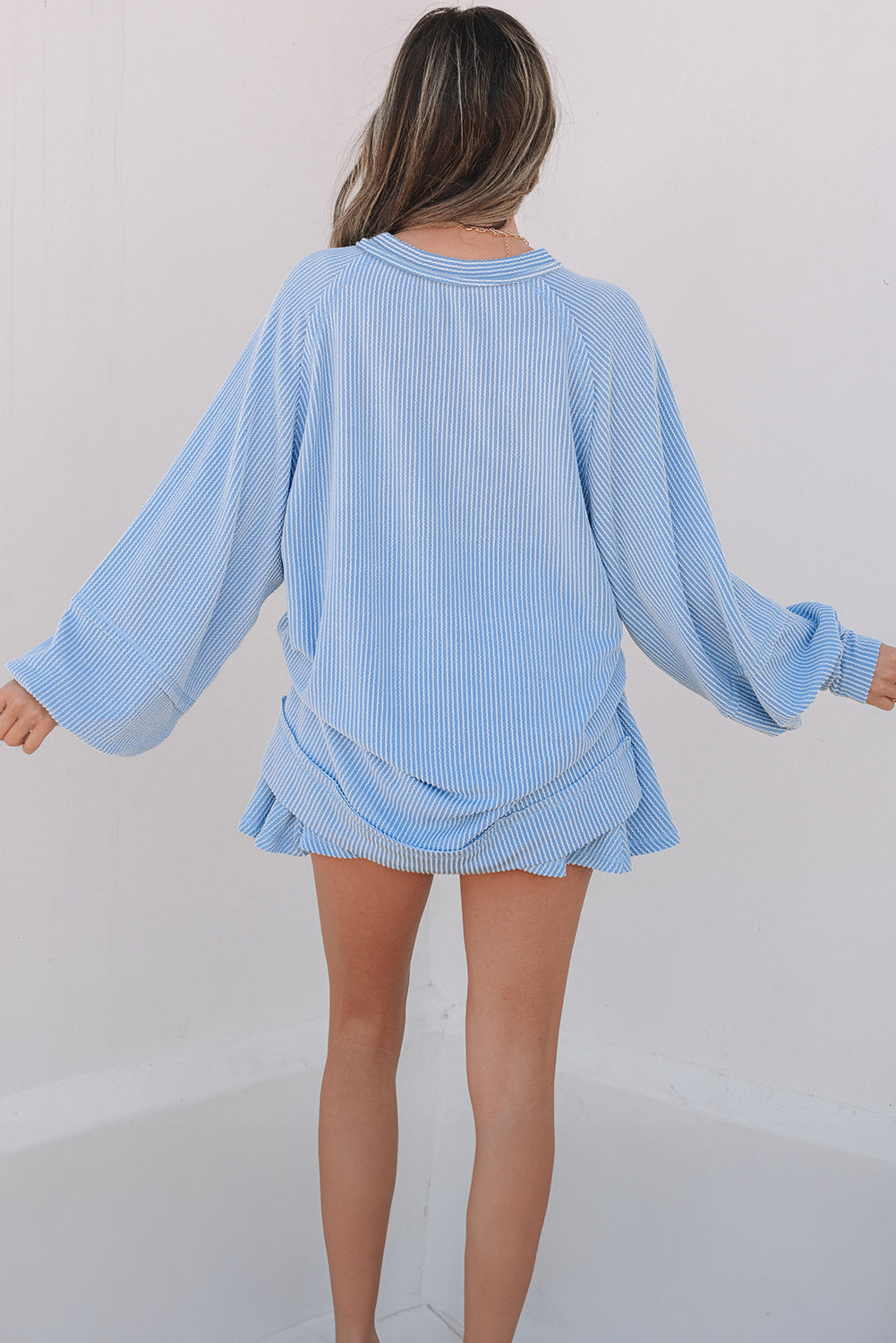 Ensemble de mini-jupon à manches de lanterne à manches de lanterne bleu ciel taille haute à volants