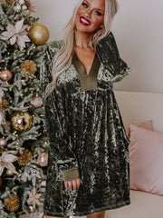 Dschungelgrünes Samtkleid mit langen Ärmeln mit V-Ausschnitt und Taschen - Miniatuur