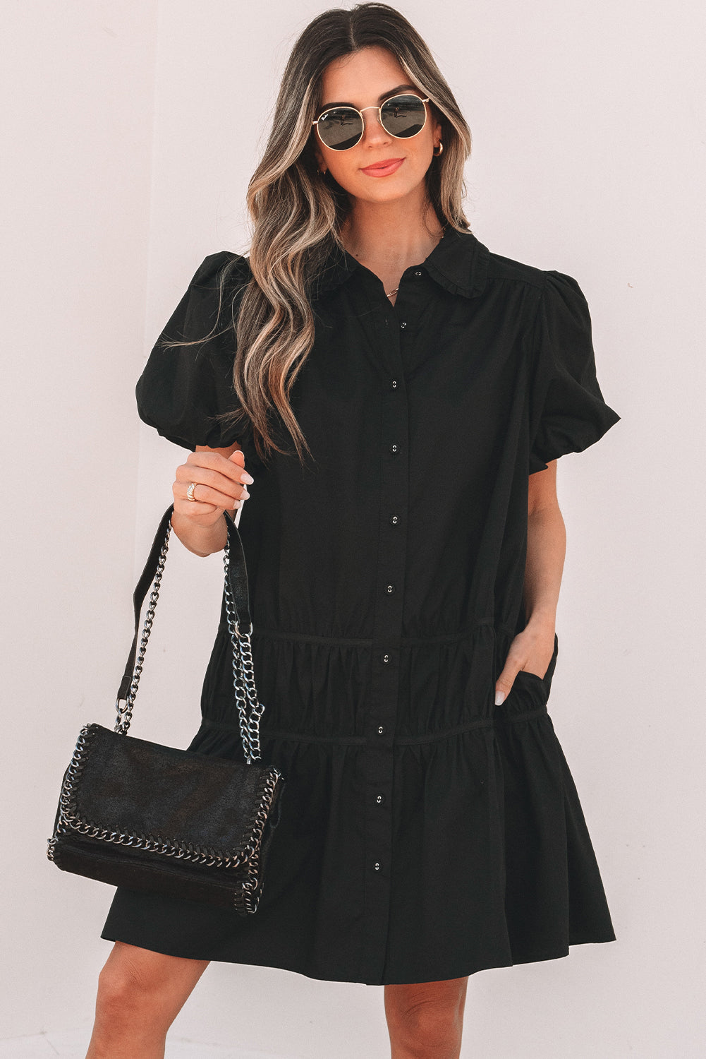 Robe chemise noire style chemise boutonnée, manches bouffantes et ourlet à volants - Image de mode féminine 3