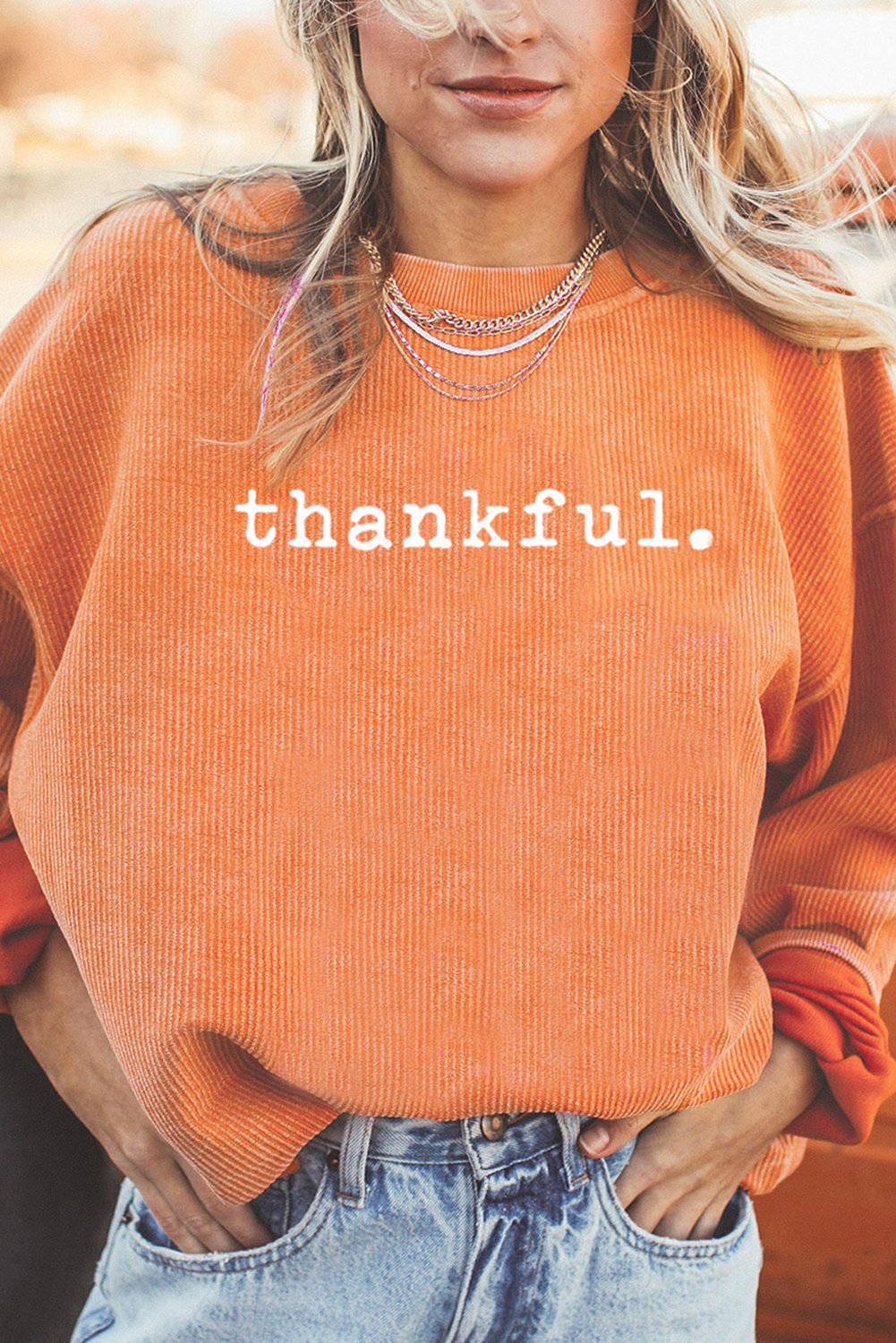Orangefarbener Thanksgiving-Pullover mit Ribbenausschnitt