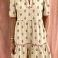 Apricot Striped Floral Print Contrast Detail Ruffle Hem Short Dress - Damesmode Afbeelding 1 - Foto 1