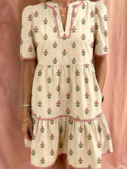 Robe courte courte à rayures à rayures abricot à motifs floraux avec un ourlet à volants - Damesmode Afbeelding 1 - Miniatuur