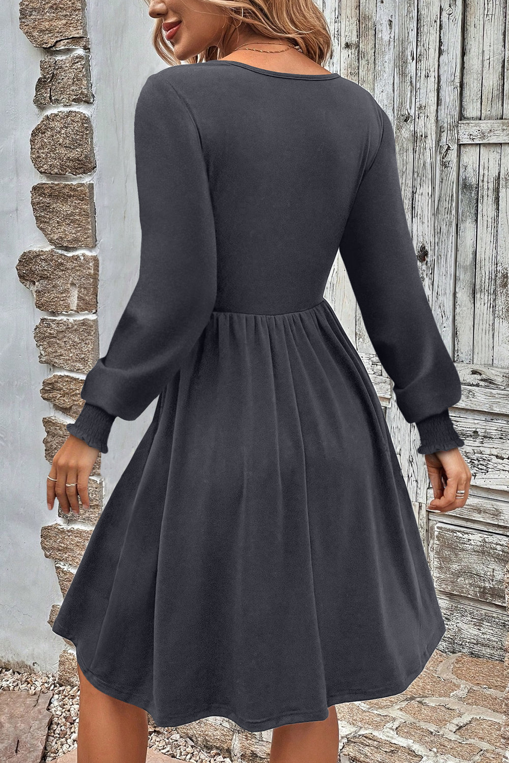 Mini-robe à manches longues à boutons à haut niveau gris foncé