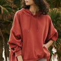Sudadera de arcilla roja con hombro caído y con cordón ancho y bolsillo - Foto 4