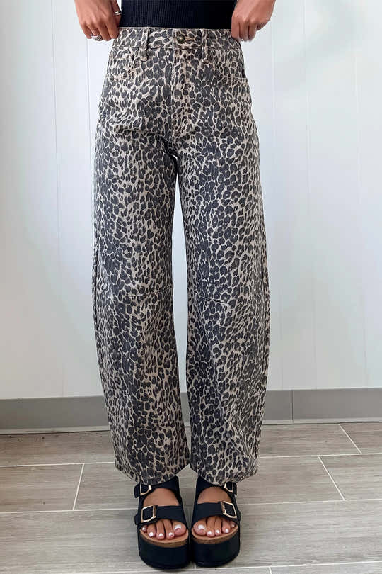 Vaqueros de cintura alta con estampado de leopardo negro - Imagen de moda femenina 1
