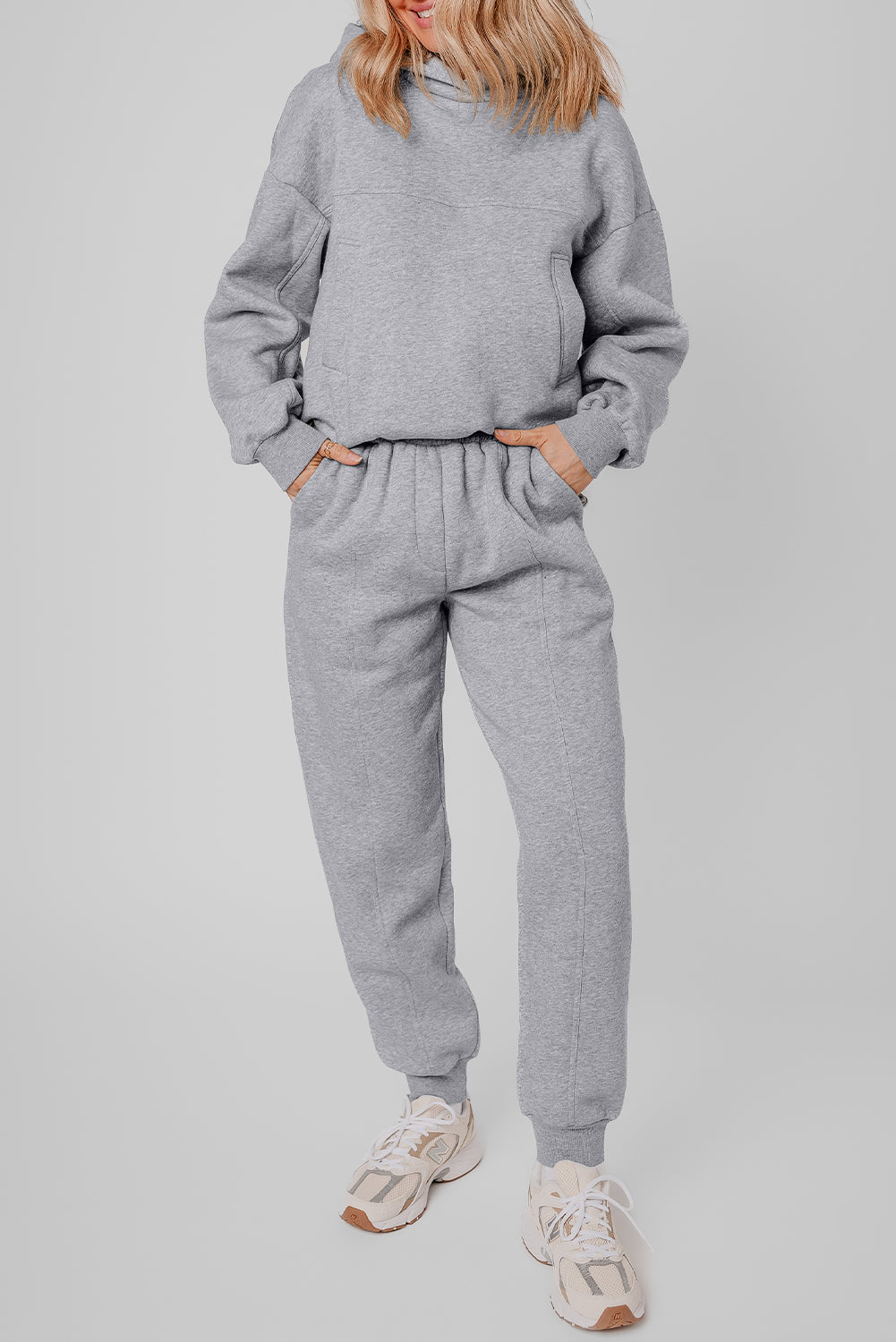 Set di felpe e pantaloni sportivi grigi con cuciture uniche e scoperti