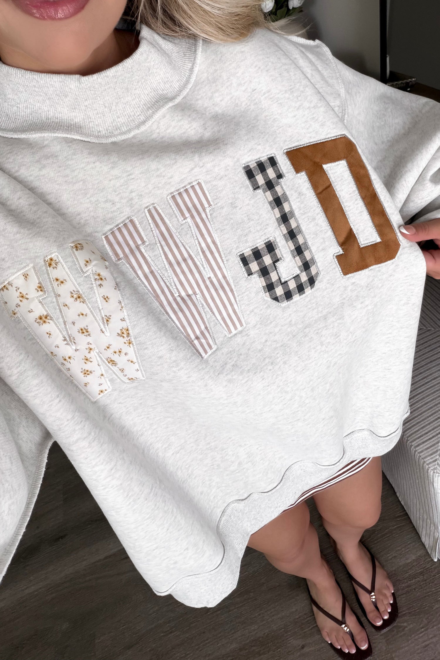 Grauer WWJD Mixed-Pattern-Patch Graphic Mock-Neck-Sweatshirt