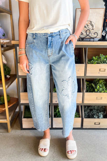 Beau Blue Flower Patched Light Wash Cropped High Waist Barrel Jeans - Damesmode Afbeelding 1