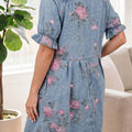 Dunkelblaues Denim-Kurzarmkleid mit Blumenmuster - Foto 2