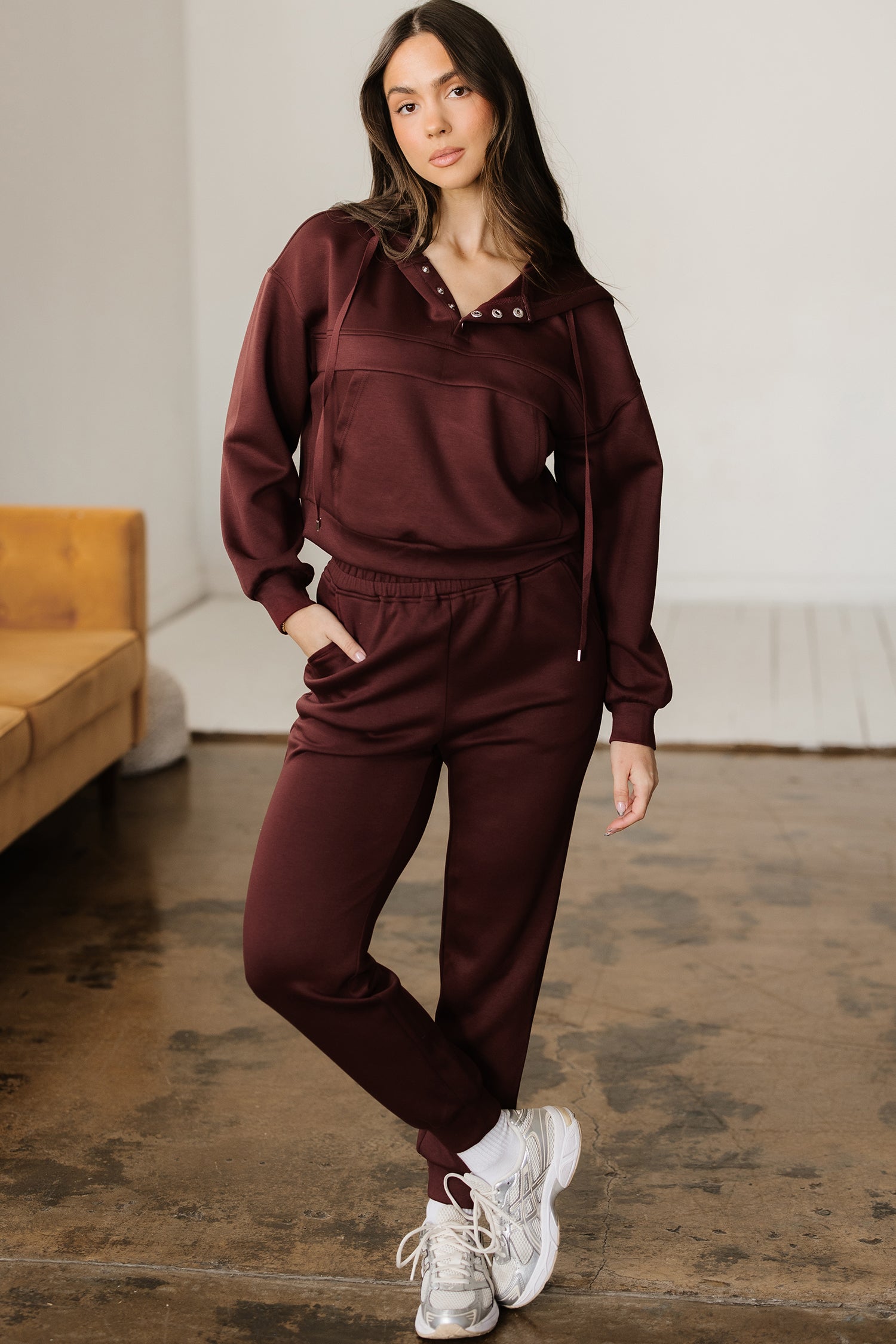 Chicory Coffee Button Kordelzug, geschnittener Hoodie Jogger 2 Stück Set