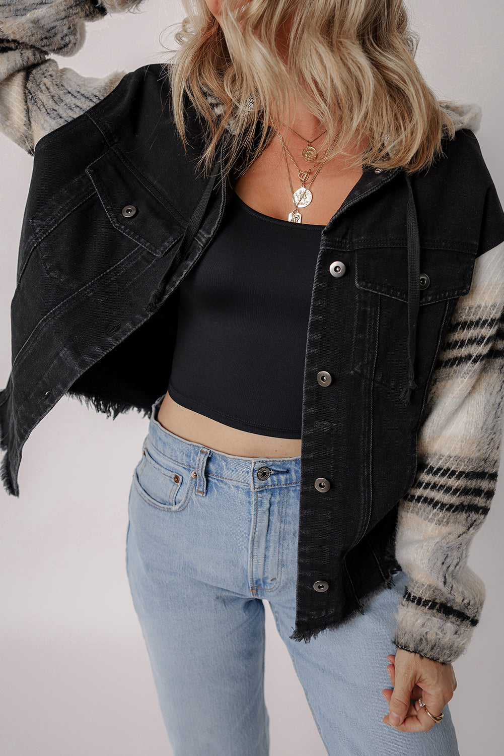 Veste en jean à manches à carreaux noirs à ourlet effiloché - Damesmode Afbeelding 4