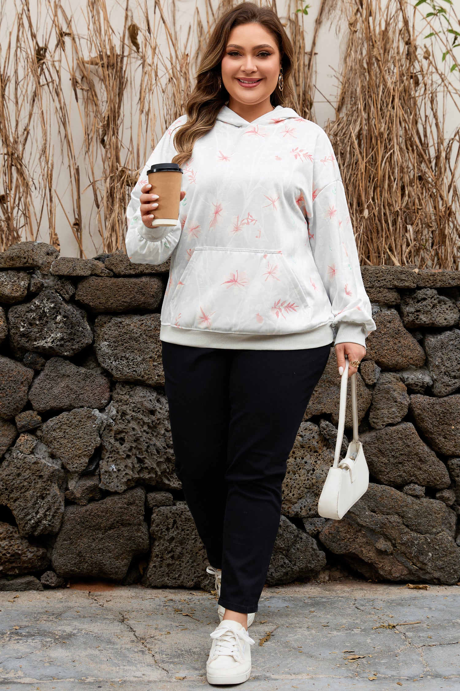 Szara bluza z kapturem w kwiaty plus size