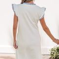 Weißes, kontrastreiches, gestreiftes, patchworkartiges Kleid mit Rüschenausschnitt und ärmellosem Schnitt - Foto 3