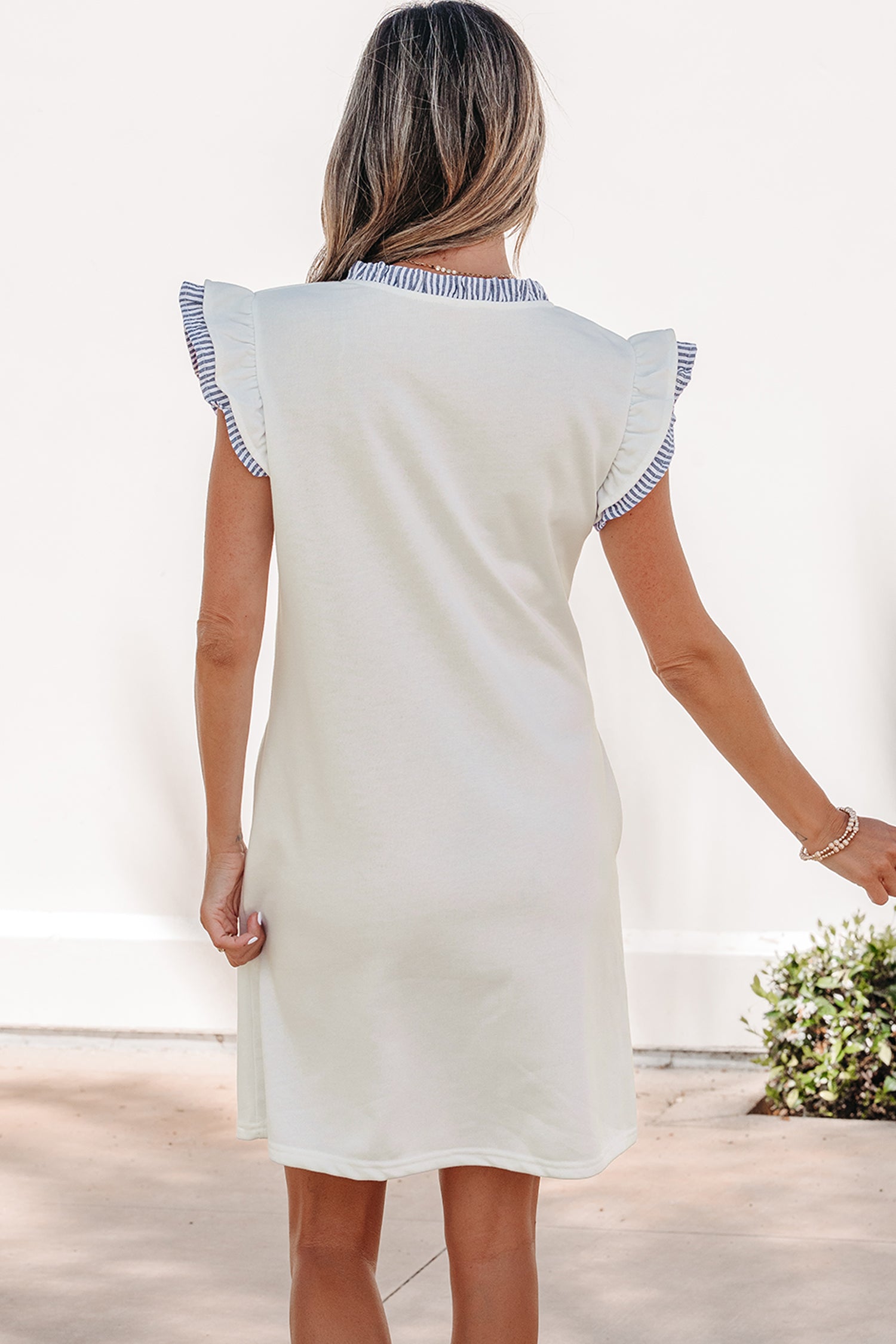 Robe blanche à rayures contrastées, col fendu, volants, bordure sans manches