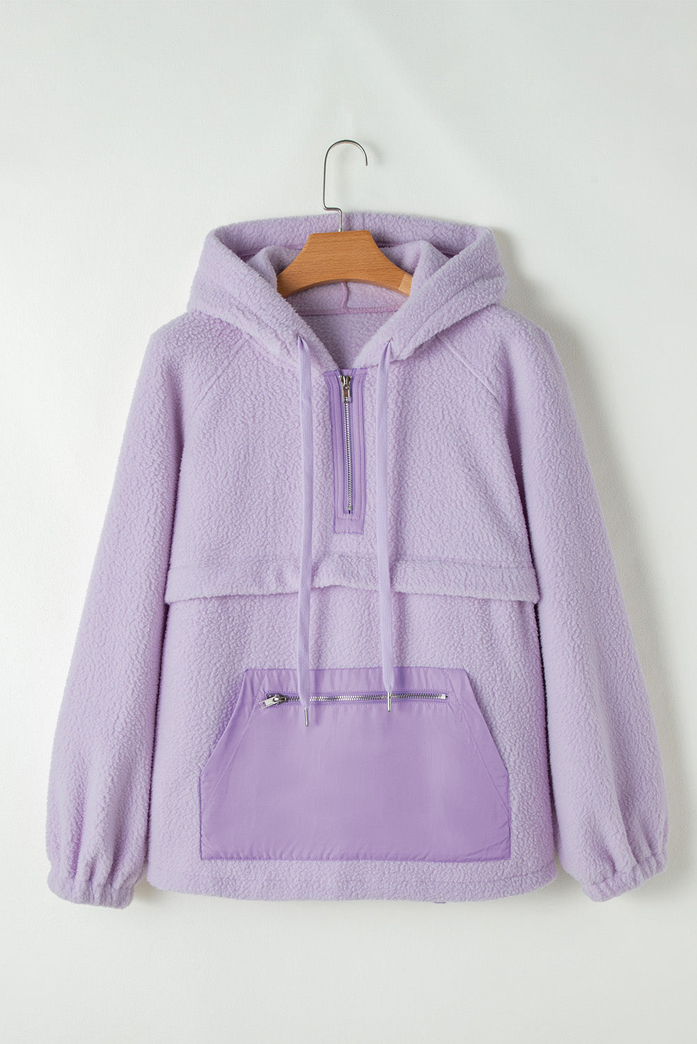 Bluza z kapturem z miękkim sznurkiem na kieszeni Lavendula z naszywką i miękkim sznurkiem