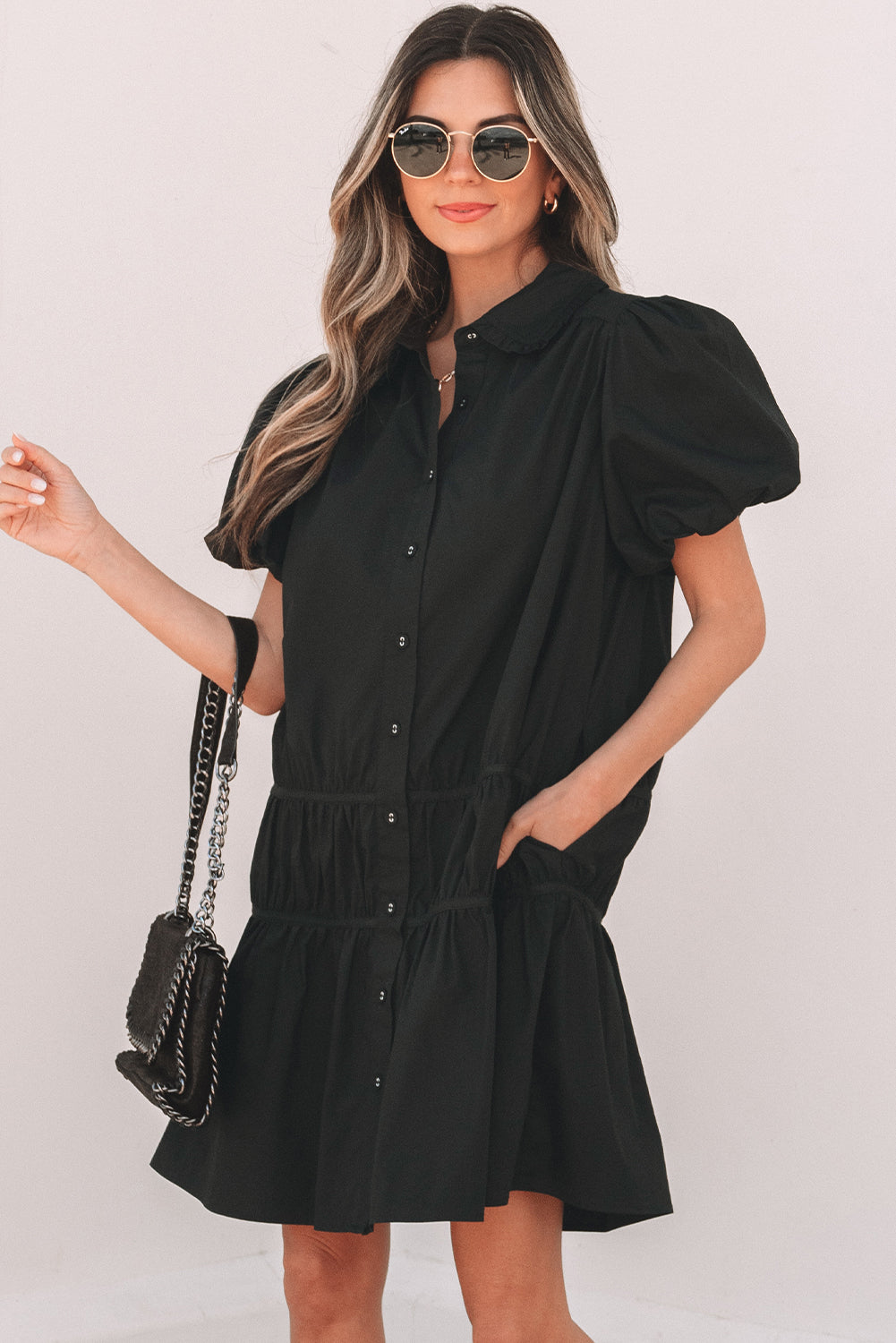 Robe chemise noire à boutons à manches bouffantes, ourlet à volants - Image mode féminine 5