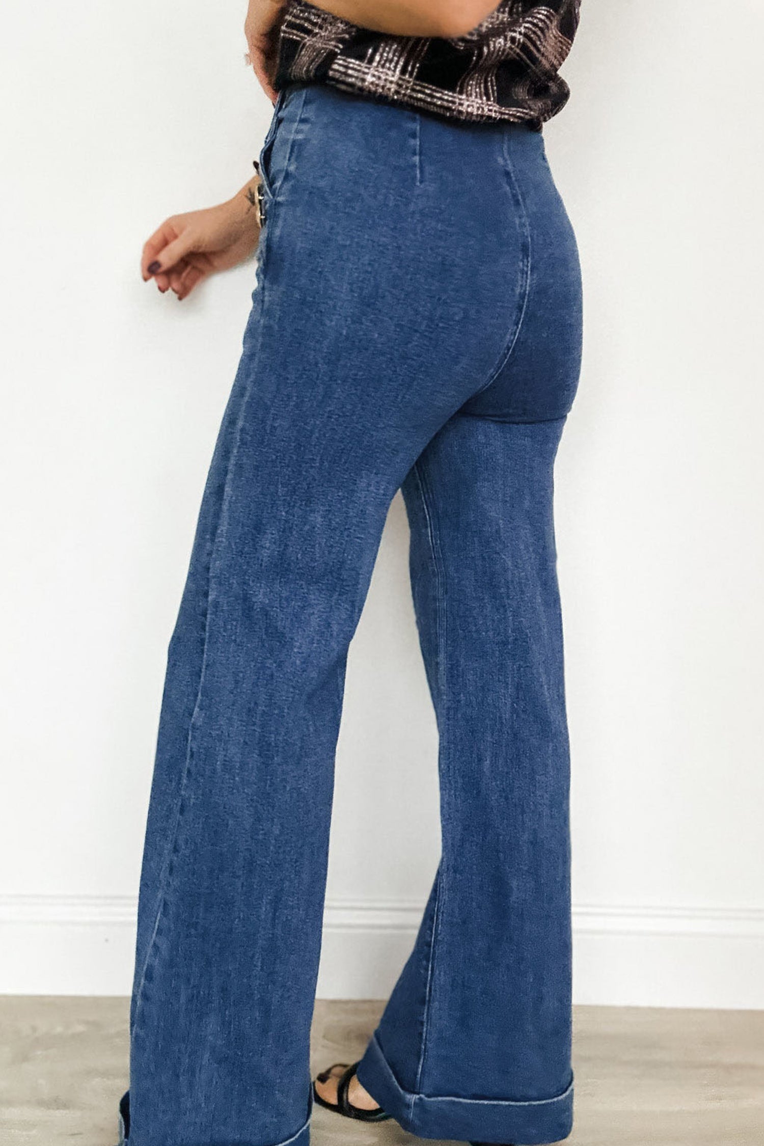 Ashleigh Blue Golden Button Detail Rolled Edge Flare Leg Jeans - Damesmode Afbeelding 2
