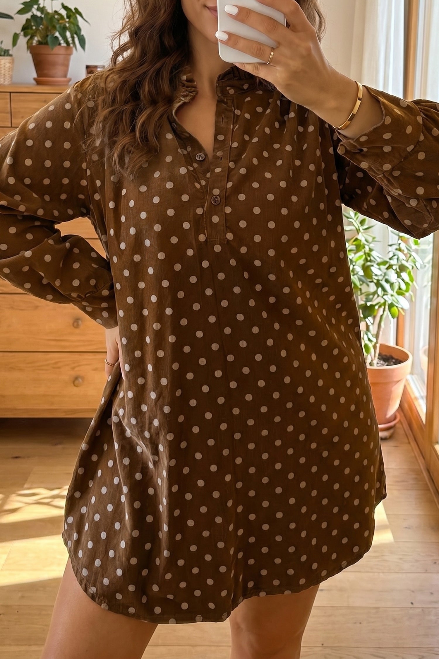 Braunes Kleid mit V-Punkten, langärmligem Knopf-Shift