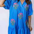 Blue Flower Embroidered Split Neck Short Puff Sleeve Ruffle Hem Dress - Damesmode Afbeelding 3 - Foto 3