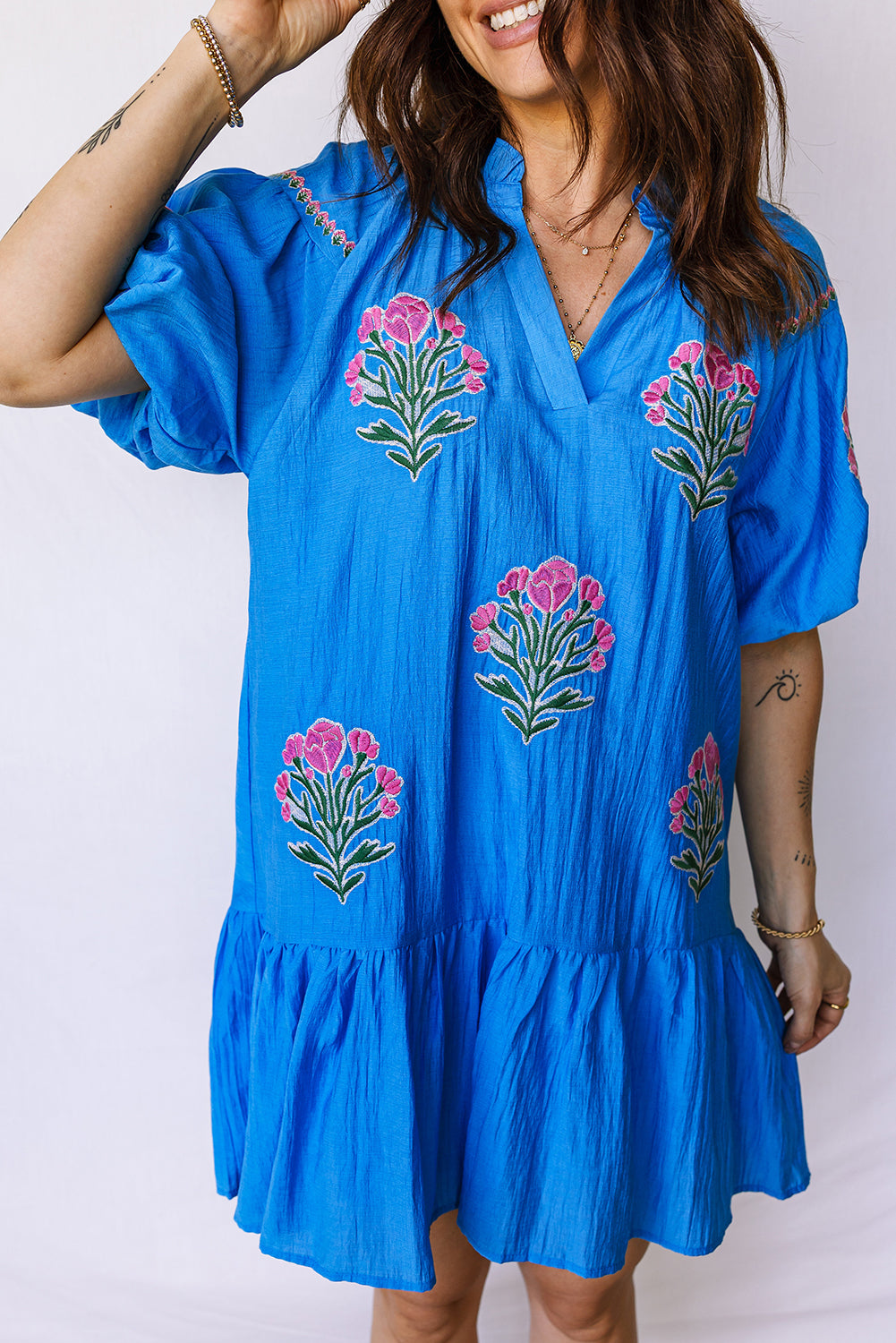 Blue Flower Embroidered Split Neck Short Puff Sleeve Ruffle Hem Dress - Damesmode Afbeelding 3